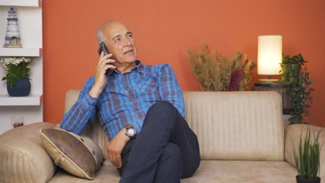 Anciano-Hablando-Por-Teléfono-Con-Una-Expresión-Feliz.
